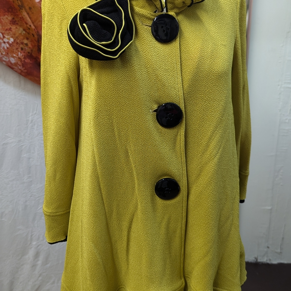 Yellow and Black Cape with Elegant Collar
